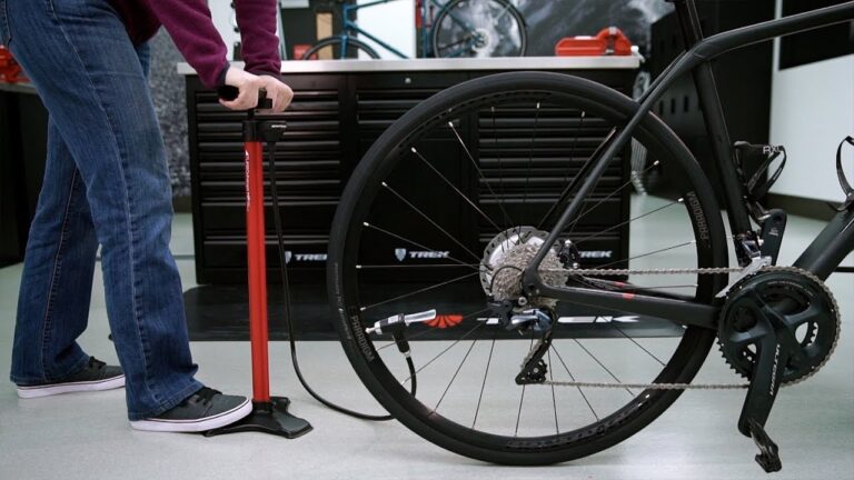 POMPA AD ARIA DI GONFIAGGIO A PIEDE 13 CM CON ADATTATORI VALVOLE 62147